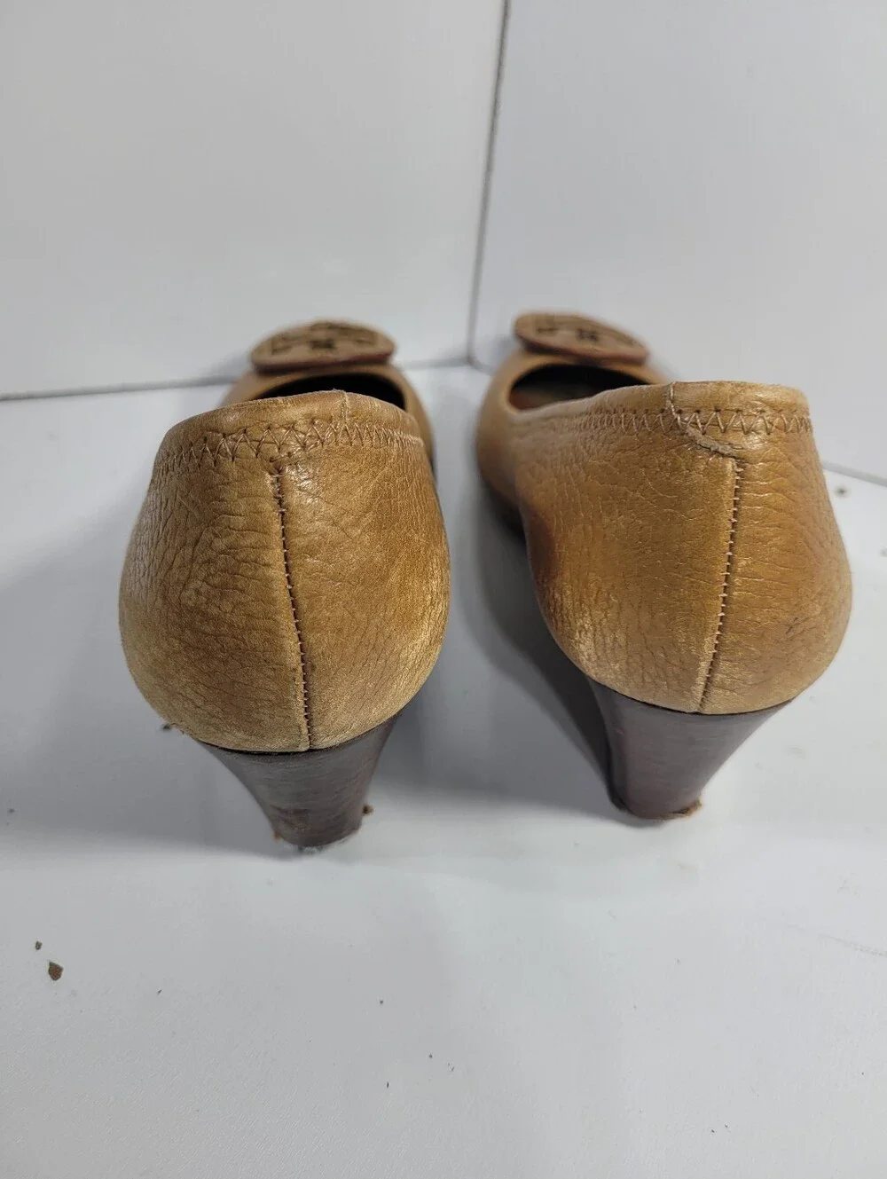 Tory Burch Sally Wedge Pumps Tan Pebbled Leather Women Size 9 M Flawed AS IS